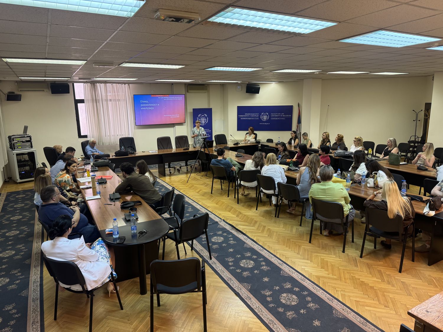 Predavanje u amfiteatru tokom studija sajber prava